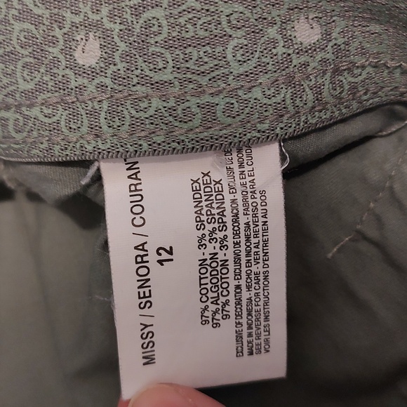 Gloria Vanderbilt Cargo Style Capris - 12 - Picture 3 of 4